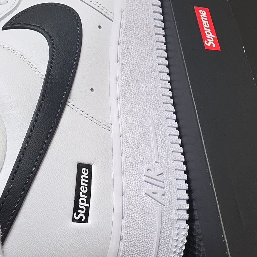 Supreme x Nike Air Force 1 Low "White Black" - Picture 13 of 14